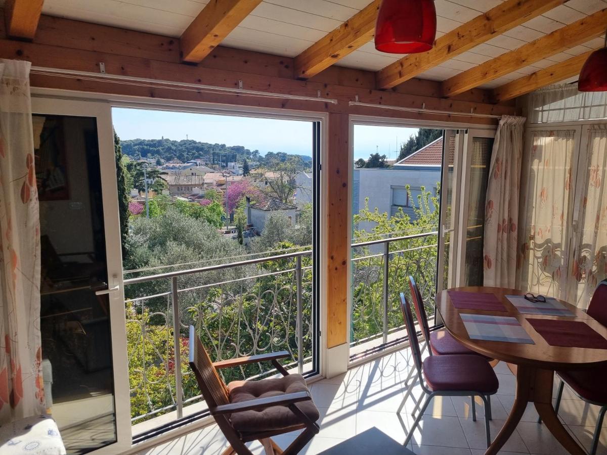 Greenview Apartment With Parking 로비니 외부 사진