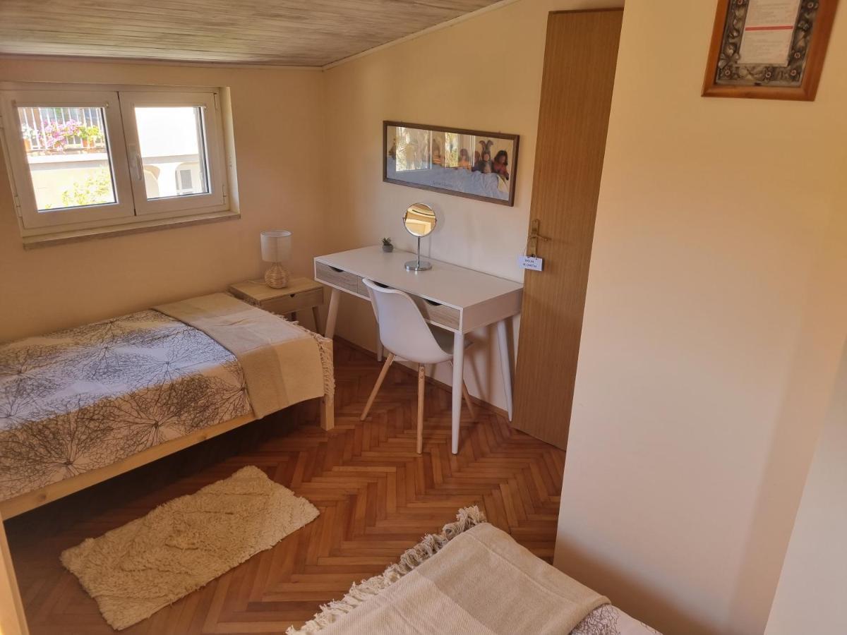 Greenview Apartment With Parking 로비니 외부 사진