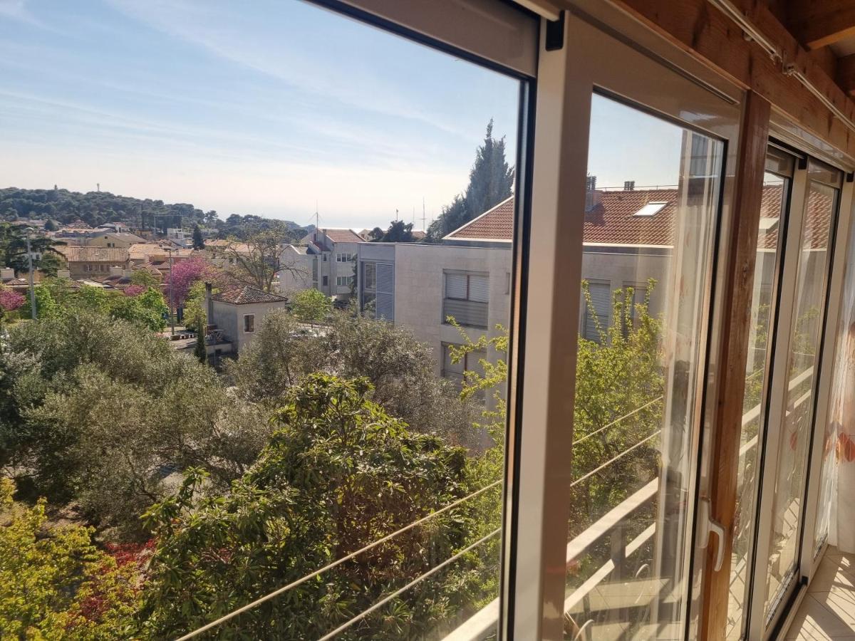 Greenview Apartment With Parking 로비니 외부 사진