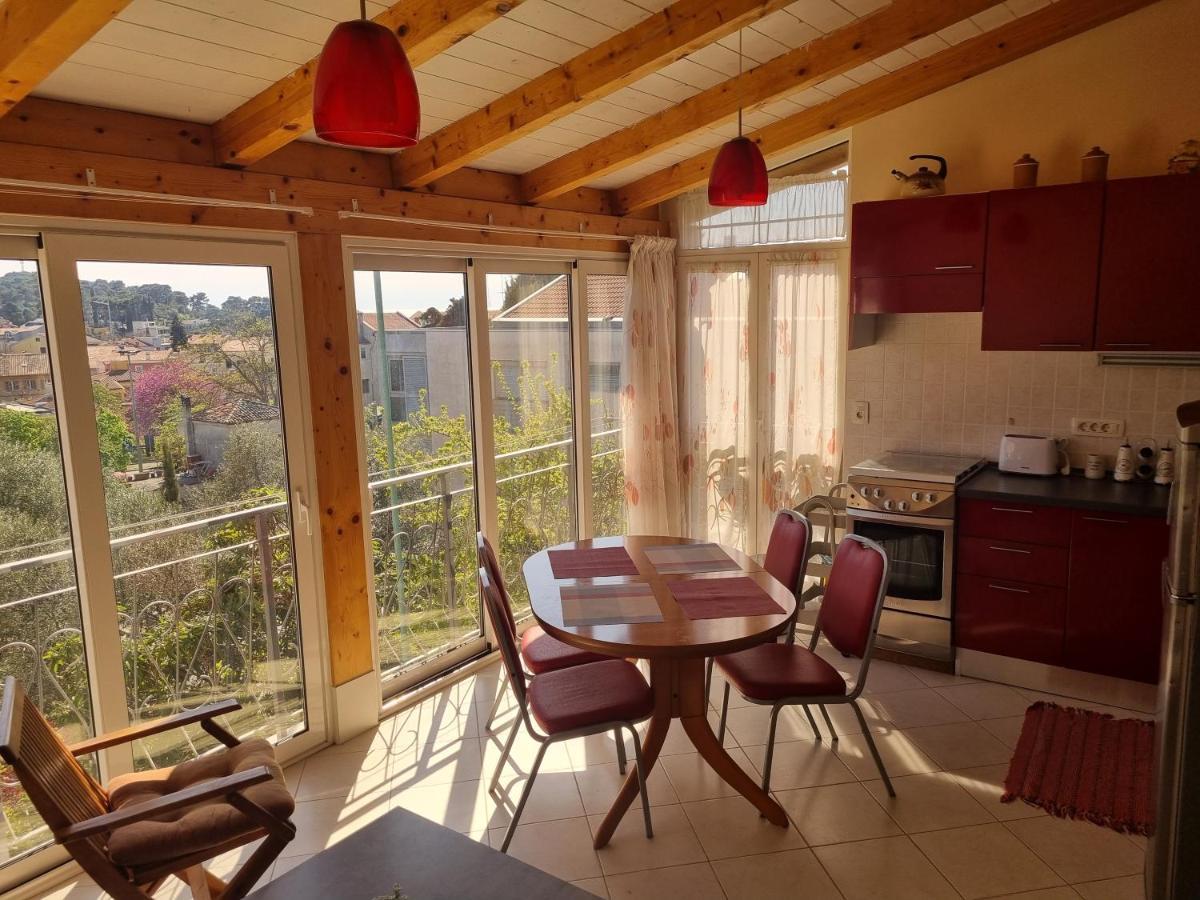 Greenview Apartment With Parking 로비니 외부 사진