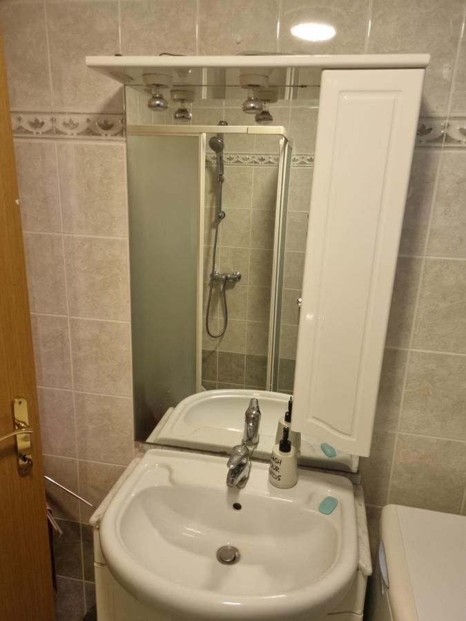 Greenview Apartment With Parking 로비니 외부 사진
